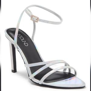 Abound Jimena Ankle Strap sandals in Iridescent. Size 7. Silver. NNT